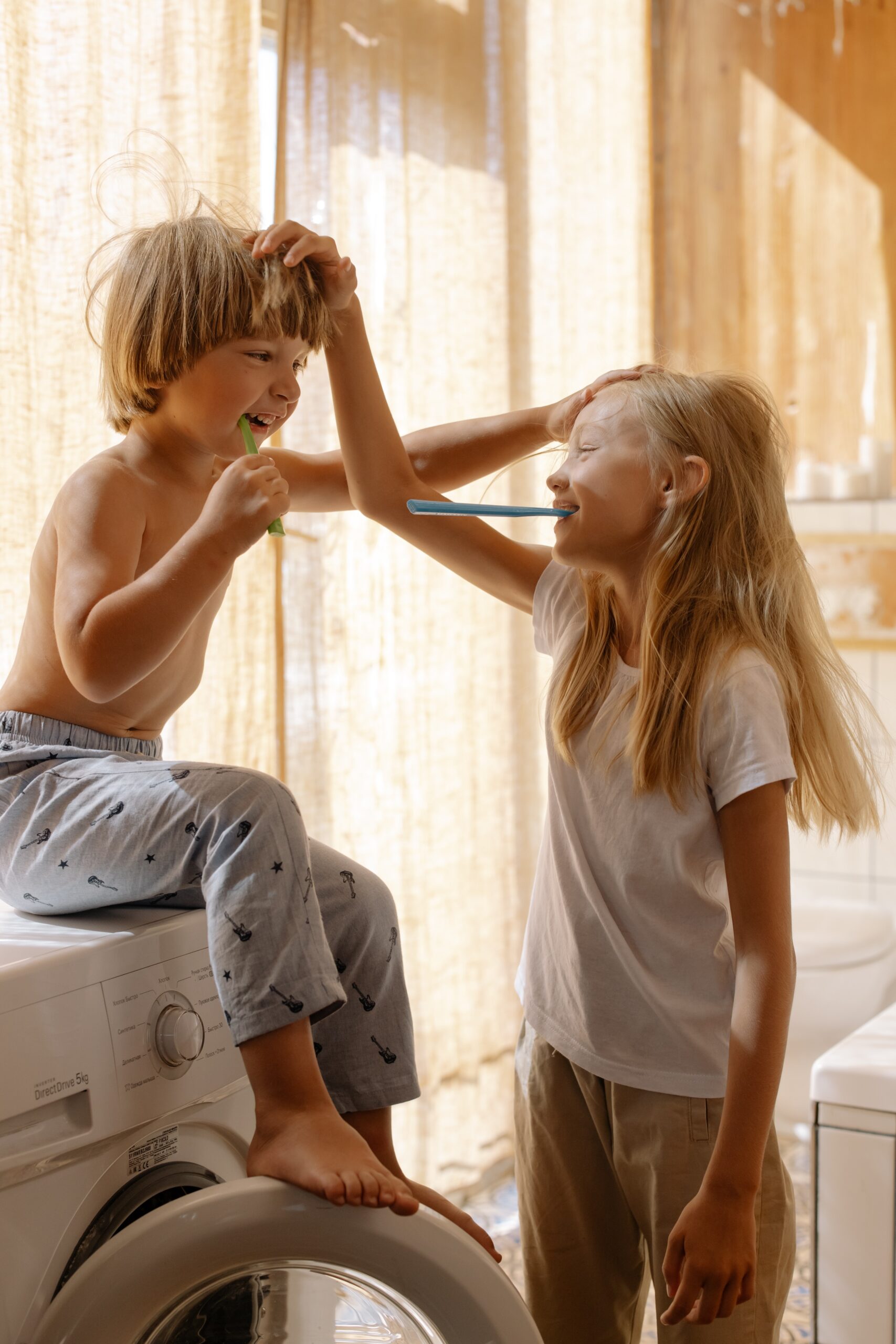 Hermano y hermana lavandose los dientes Encuentro Matrimonial